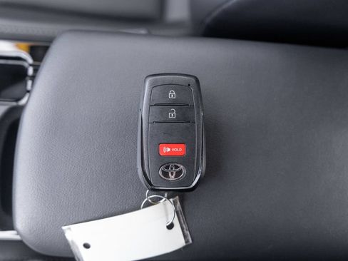 Used 2026 Toyota Prius XLE AWD/4WD image 30