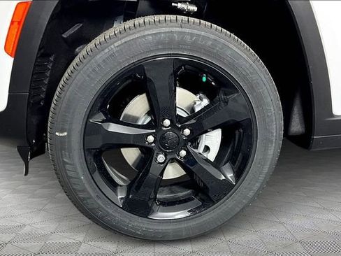 New 2025 Jeep Grand Cherokee Laredo image 13