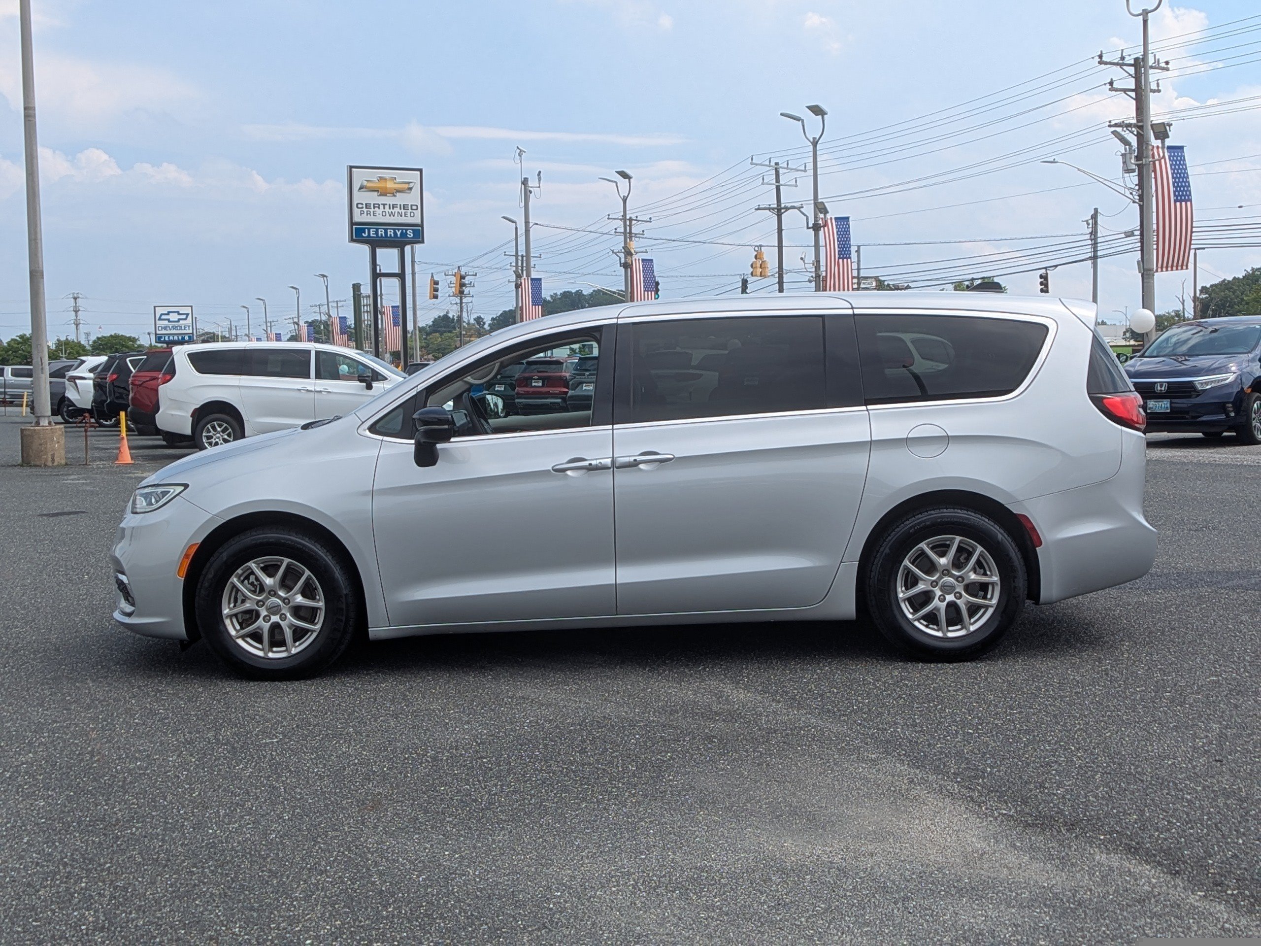 Used 2024 Chrysler Pacifica Touring-L FWD image 5