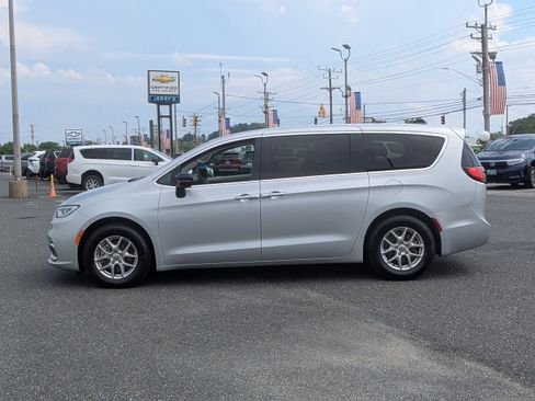 Used 2024 Chrysler Pacifica Touring-L FWD image 5
