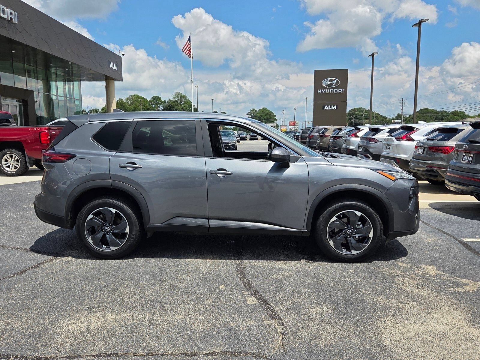 Used 2025 Nissan Rogue SV FWD image 14