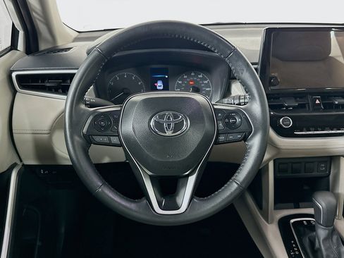 Used 2025 Toyota Corolla Cross LE FWD image 18