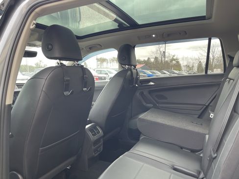 Used 2018 Volkswagen Tiguan SE w/ Panoramic Sunroof Package AWD/4WD image 11