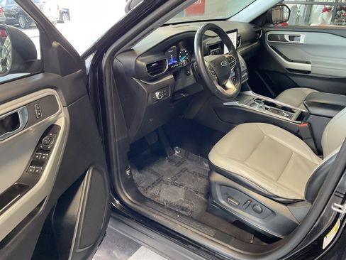 Used 2021 Ford Explorer XLT w/ Equipment Group 202A image 9
