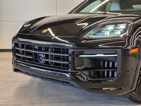 Certified 2025 Porsche Cayenne GTS AWD/4WD image 26
