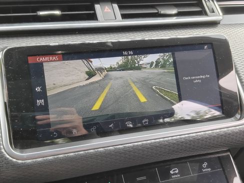 Used 2018 Land Rover Range Rover Velar R-Dynamic SE AWD/4WD image 12