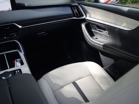 Used 2025 MAZDA CX-70 Plug-In Hybrid w/ Premium Pkg image 14