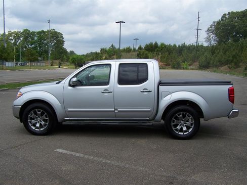 Used 2019 Nissan Frontier SL image 6