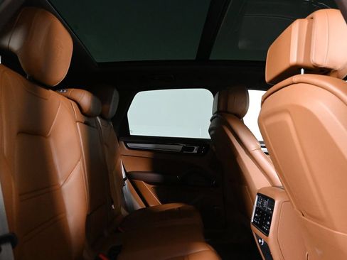 Certified 2023 Porsche Cayenne Platinum Edition AWD/4WD image 36