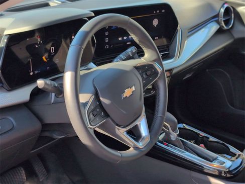 Used 2025 Chevrolet Trax LT w/ LT Convenience Package image 15