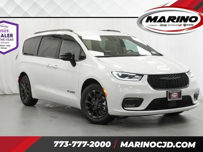 New 2025 Chrysler Pacifica Select