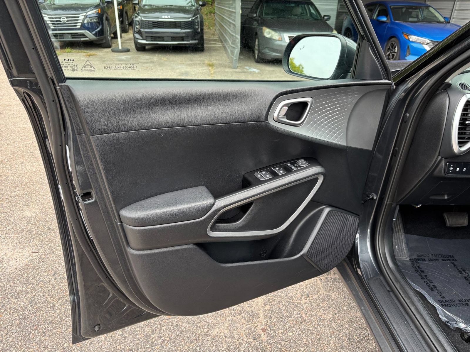 Used 2025 Kia Soul LX w/ LX Technology Package FWD image 18