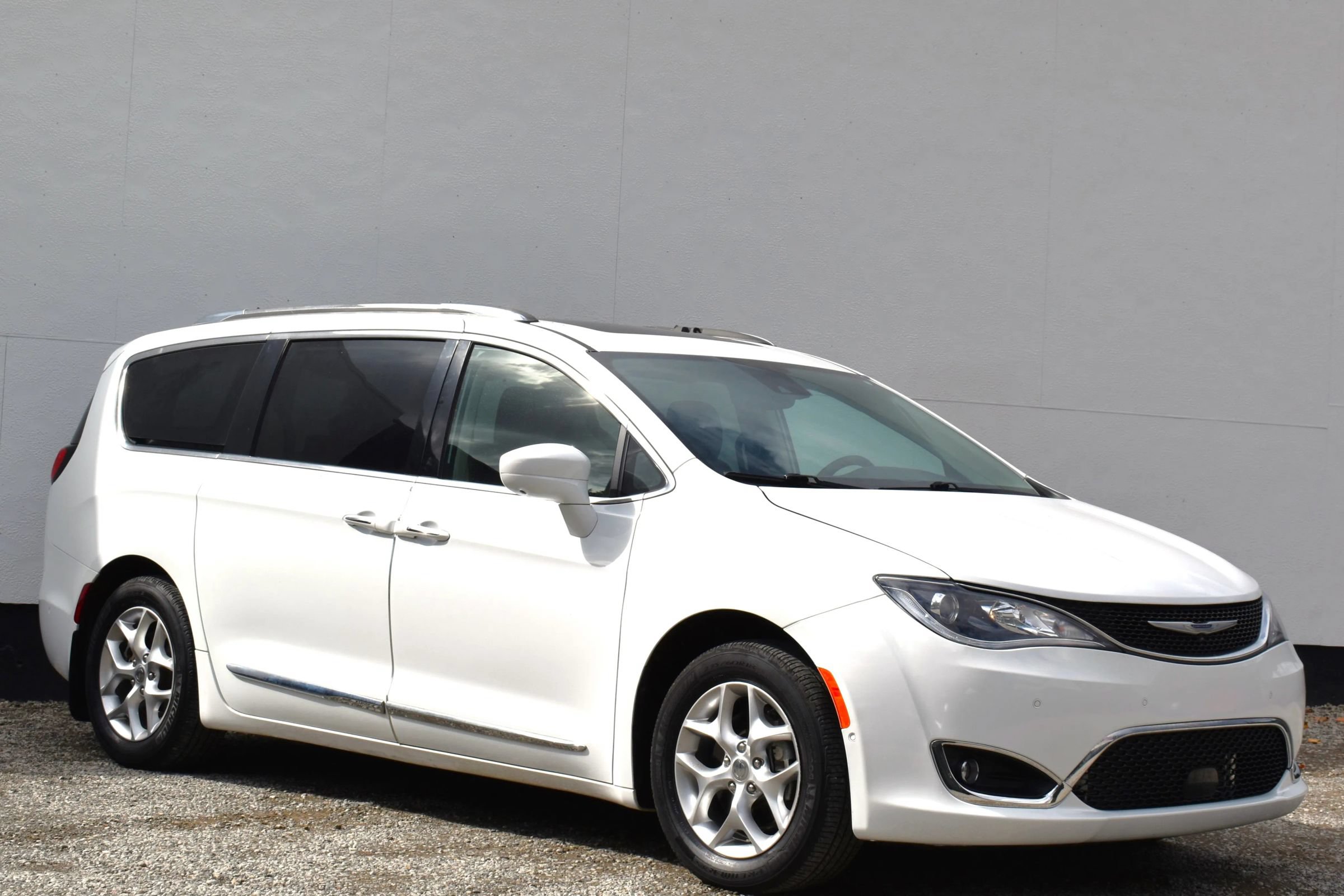 Used 2020 Chrysler Pacifica Touring-L Plus w/ Tire & Wheel Group FWD image 1