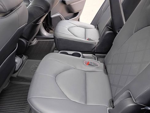 Used 2021 Toyota Highlander Platinum image 13