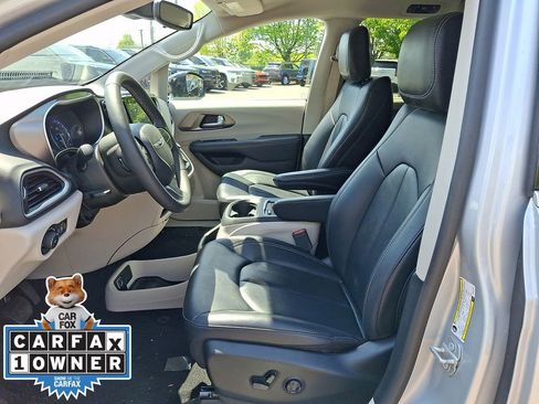 Used 2024 Chrysler Pacifica Touring-L FWD image 15