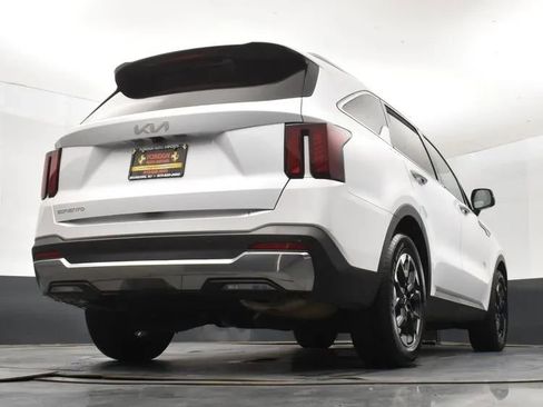 Used 2024 Kia Sorento S image 13