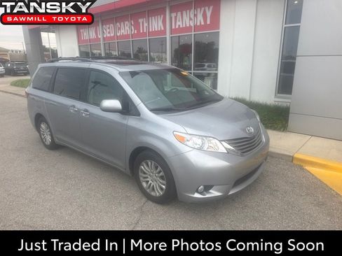 Used 2017 Toyota Sienna XLE Premium FWD image 1