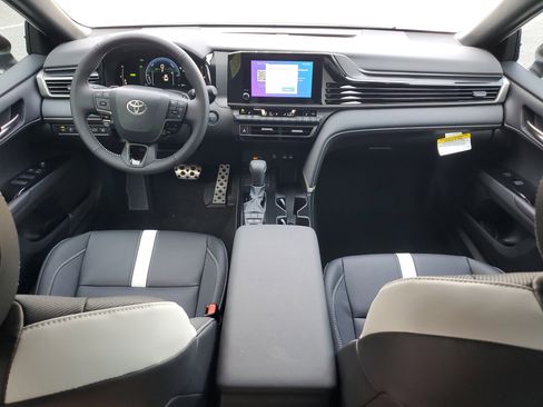Used 2025 Toyota Camry SE image 15