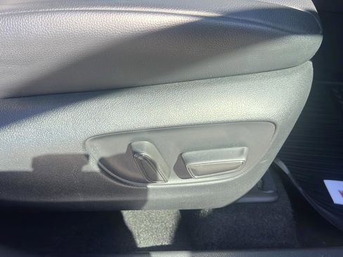 Used 2023 Toyota Highlander L image 21