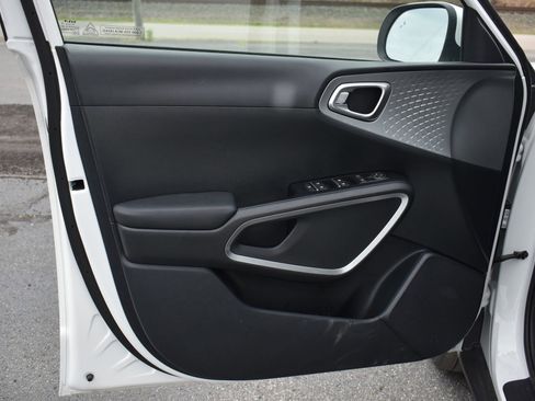 Used 2025 Kia Soul LX FWD image 11