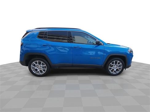 Used 2022 Jeep Compass Latitude w/ Sun and Sound Group image 9
