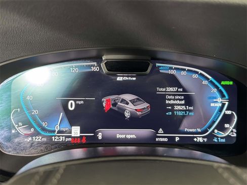 Used 2021 BMW 530e xDrive w/ Premium Package image 3