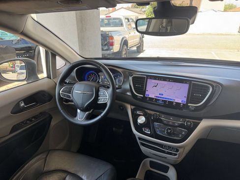 Used 2022 Chrysler Pacifica Touring-L FWD image 32