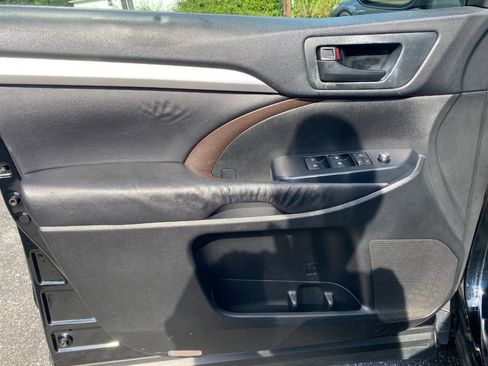 Used 2016 Toyota Highlander Plus AWD/4WD image 11