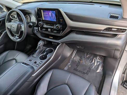 Used 2023 Toyota Highlander XLE AWD/4WD image 37