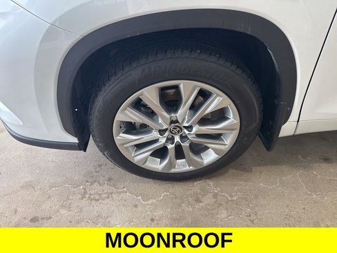 Used 2023 Toyota Highlander Limited image 9