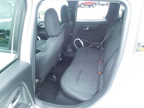 Used 2018 Jeep Renegade Latitude FWD image 12