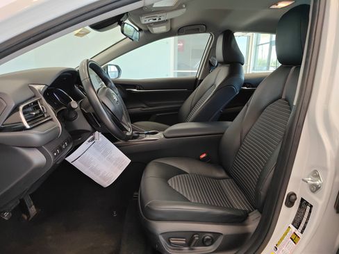 Used 2024 Toyota Camry SE image 9