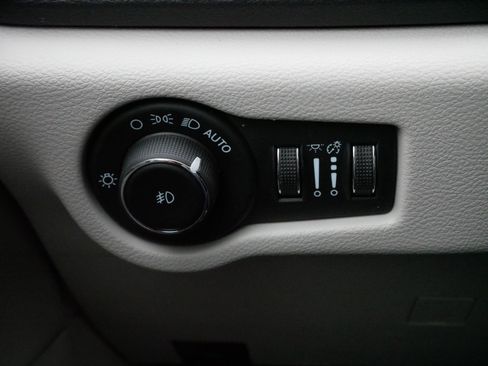 Used 2024 Chrysler Pacifica Touring-L image 27