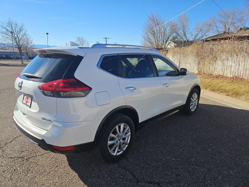 Used 2017 Nissan Rogue SV image 4