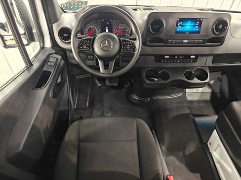Used 2024 Mercedes-Benz Sprinter 2500 image 4