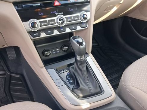 Used 2020 Hyundai Elantra SEL FWD image 19