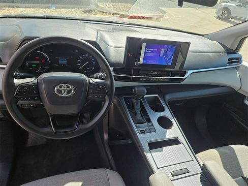 Used 2025 Toyota Sienna LE image 16