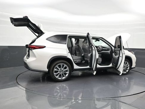 Used 2021 Toyota Highlander Limited FWD image 32