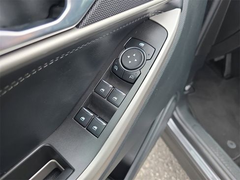 Used 2024 Ford Explorer XLT image 19