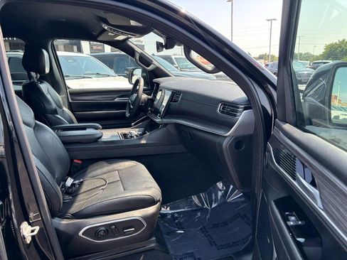 Used 2024 Jeep Wagoneer L Series II w/ Flexible Seating Group AWD/4WD image 12