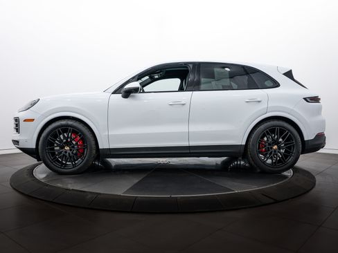 Certified 2025 Porsche Cayenne S image 2