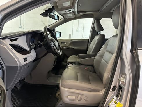 Used 2018 Toyota Sienna XLE Premium FWD image 9