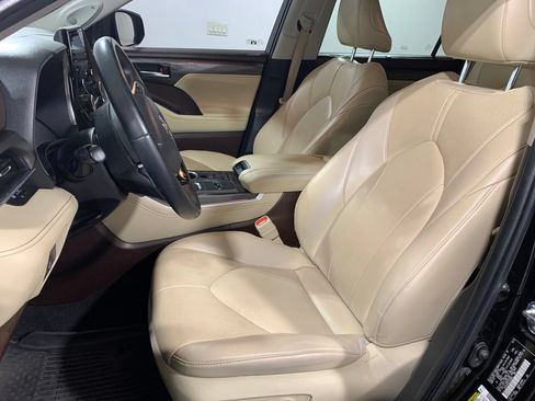 Used 2022 Toyota Highlander Limited FWD image 28