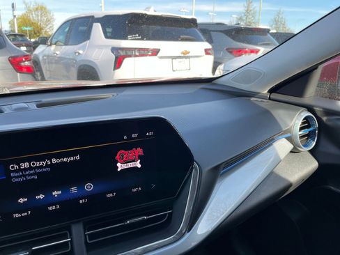 Used 2025 Chevrolet Trax LT image 34