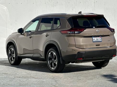 Used 2025 Nissan Rogue SV w/ SV Premium Package image 5