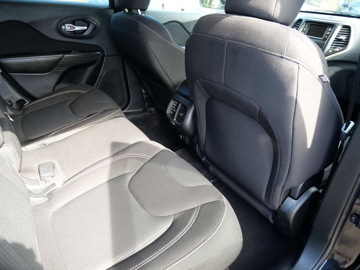 Used 2016 Jeep Cherokee Latitude FWD image 26