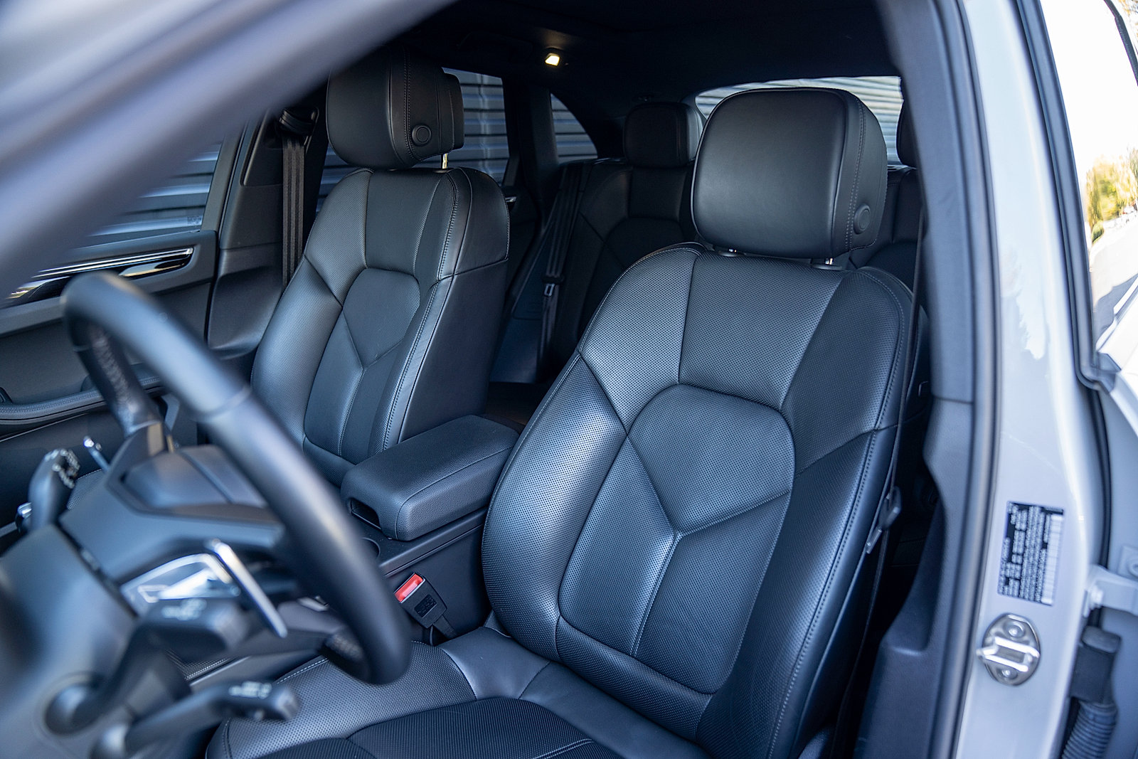 Certified 2023 Porsche Macan AWD/4WD image 5