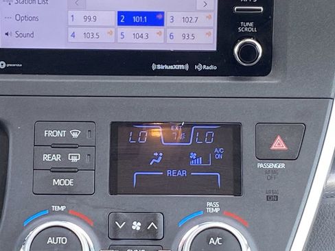 Certified 2019 Toyota Sienna SE FWD image 29