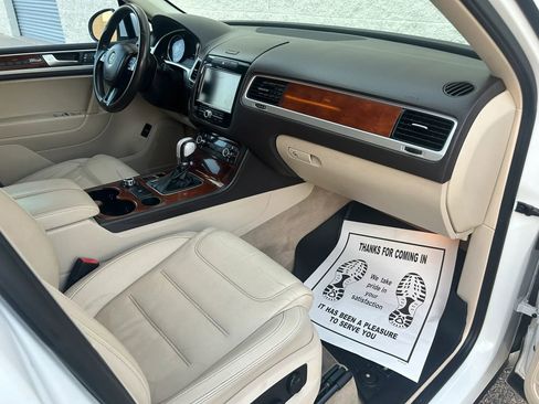 Used 2013 Volkswagen Touareg TDI image 15