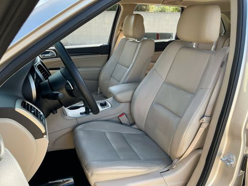 Used 2015 Jeep Grand Cherokee Limited w/ Luxury Group II image 18